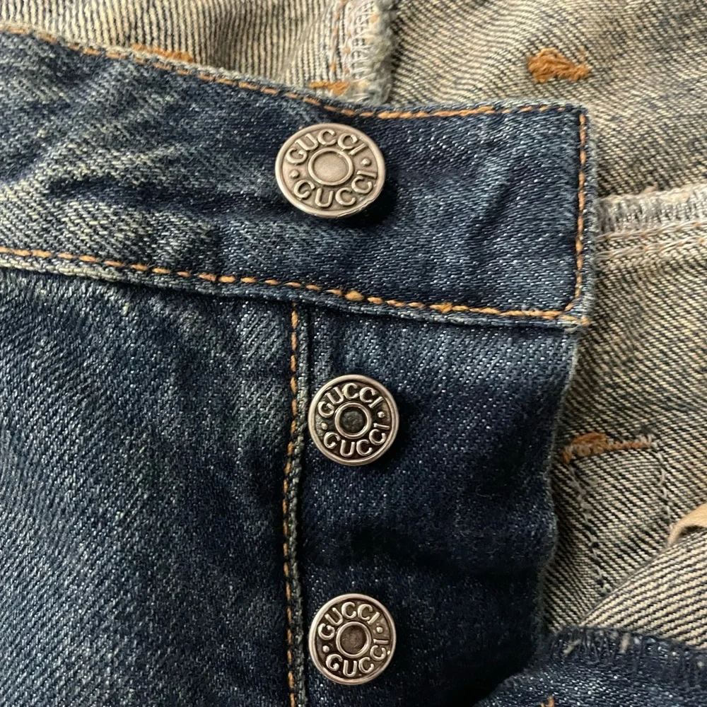 GUCCI MENS DENIM PANT WITH EMBOSSED DETAIL SZ 36